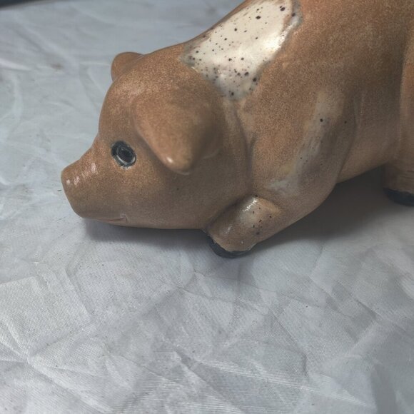 A pig figurine, wallowing in mud. Handpainted and very Realistic with mud spots - Picture 8 of 8